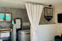 Vue_reculee_salle_de_bain_chambre_double_baignoire