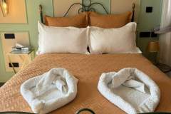 Lit_chambre_double_deluxe_douche