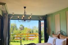 Vue_ensemble_vers_exterieur_chambre_double_deluxe_douche