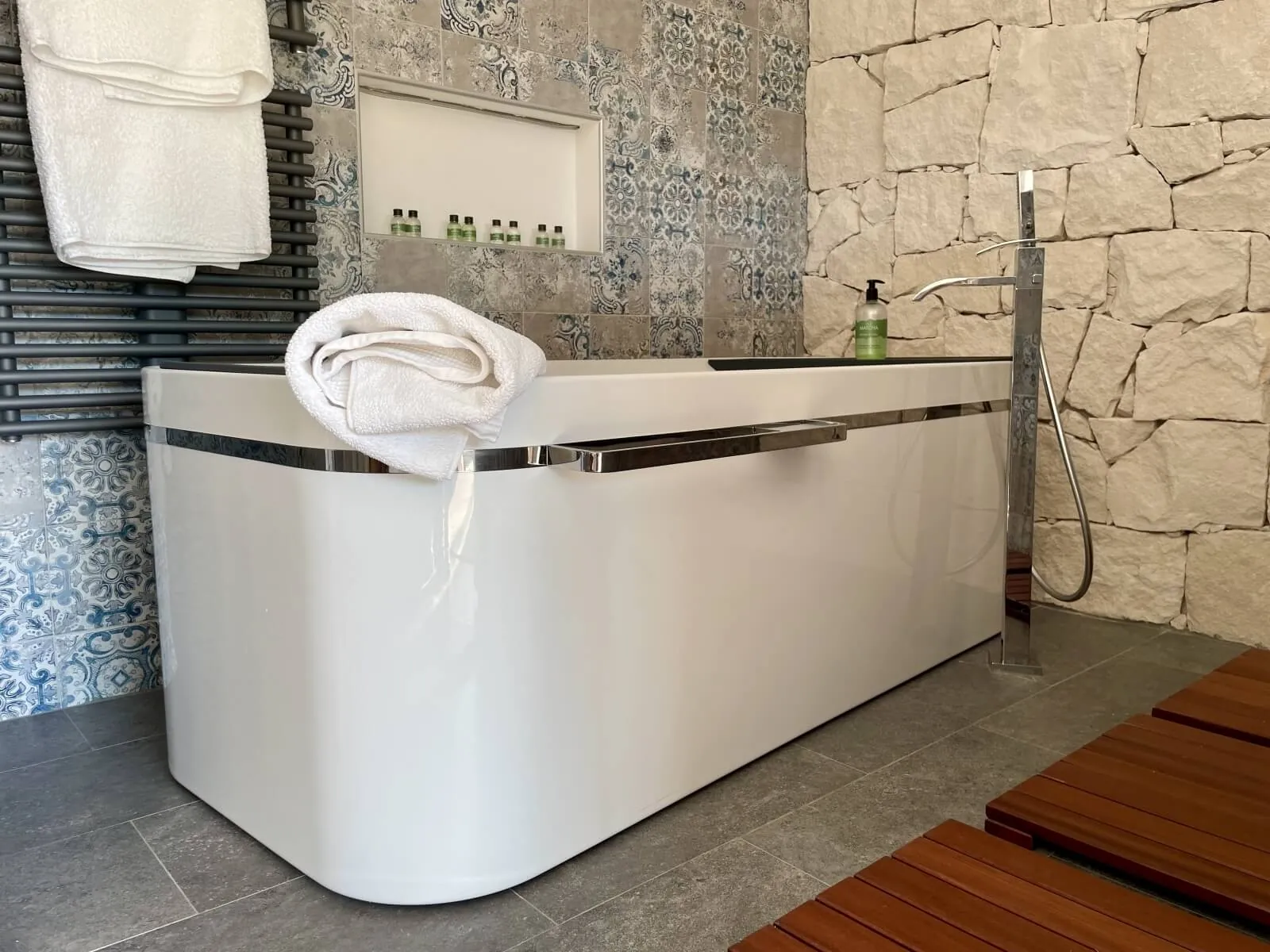 Bord baignoire – Chambre Double – Baignoire Balnéo, maison d'hôtes L'Escondida à Nice