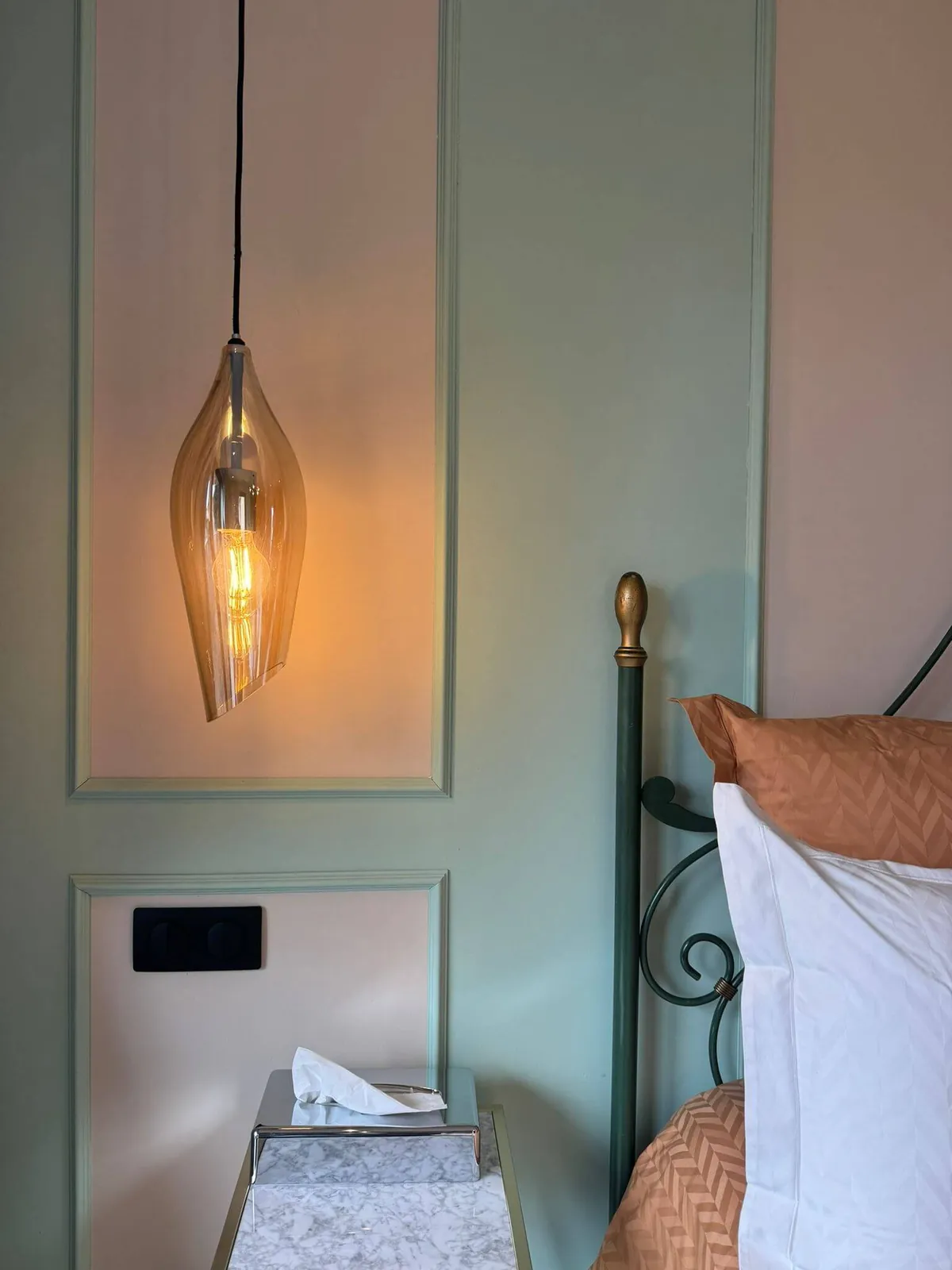 Bord de lit – Chambre Double Deluxe, maison d'hôtes L'Escondida à Nice
