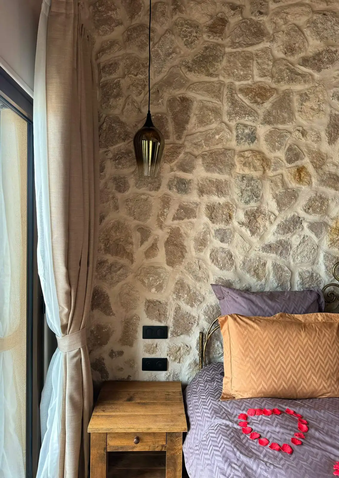 Bord de lit – Suite Deluxe – Vue sur mer, maison d'hôtes L'Escondida à Nice