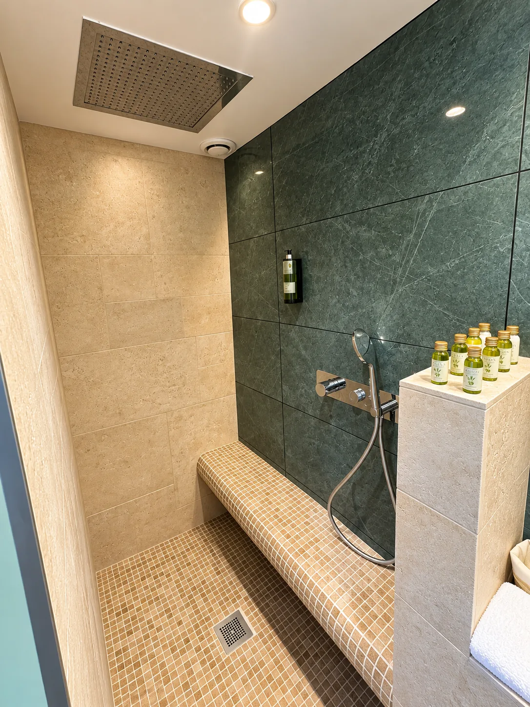 Douche à l'italienne avec pommeau de pluie et banc en mosaïque dans la Chambre Double Deluxe