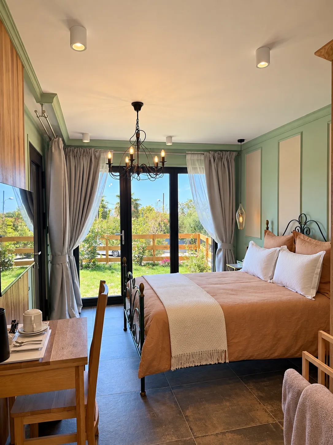 Chambre Double Deluxe lumineuse, ouverte sur sa terrasse privative et le jardin, à L'Escondida