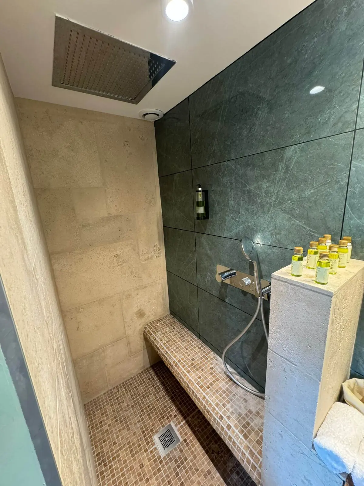 Douche – Chambre Double Deluxe, maison d'hôtes L'Escondida à Nice
