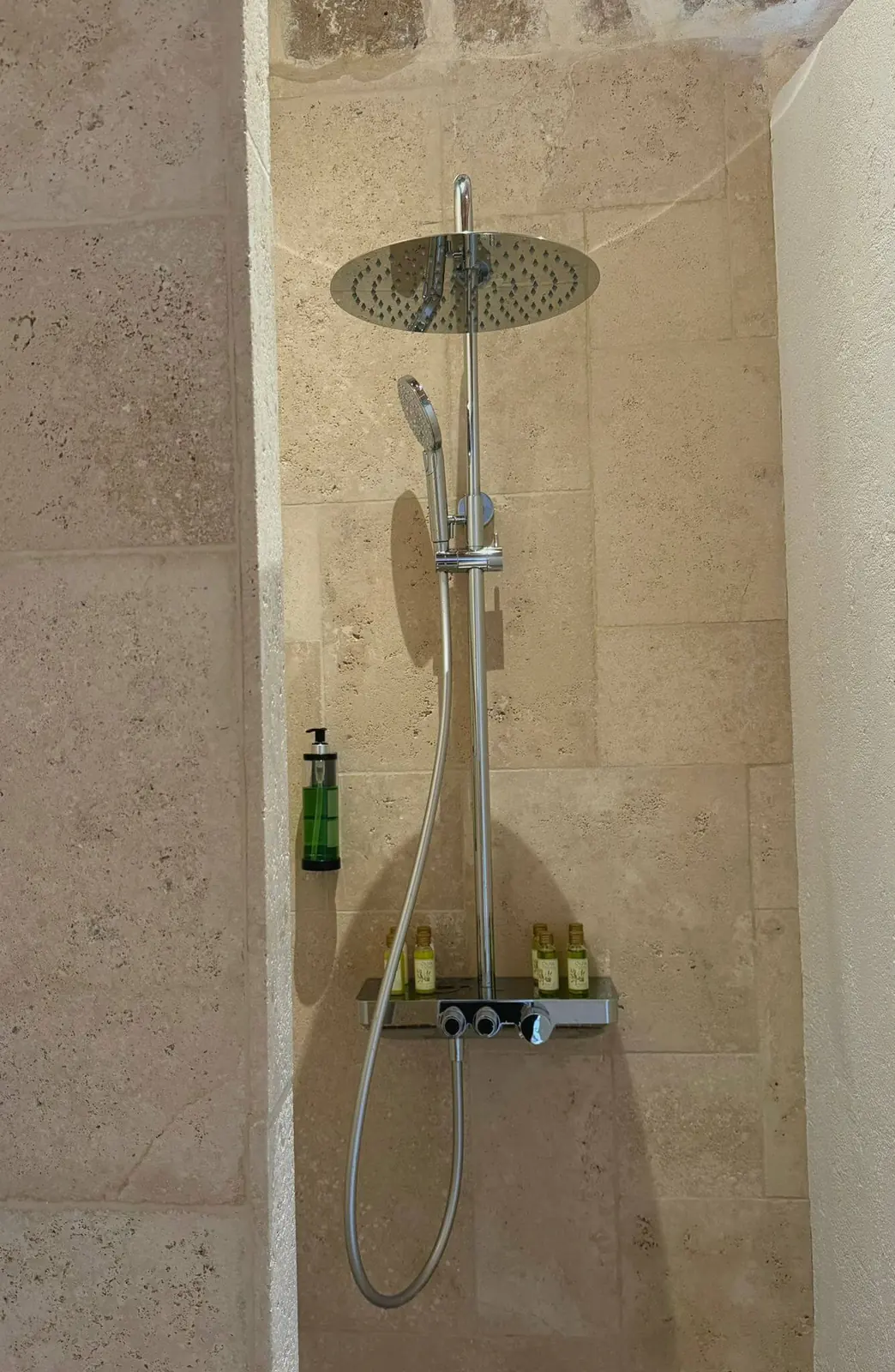 Douche – Suite Deluxe – Vue sur mer, maison d'hôtes L'Escondida à Nice