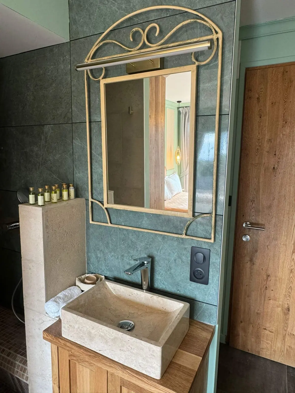 Lavabo – Chambre Double Deluxe, maison d'hôtes L'Escondida à Nice