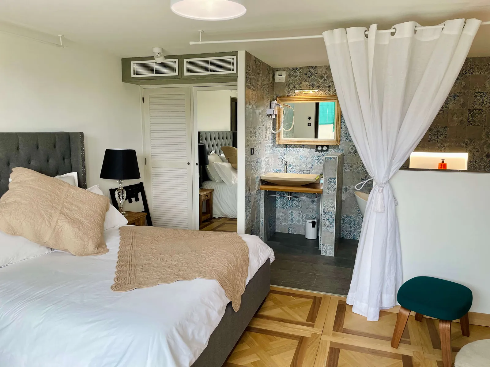 Lit – Chambre Double – Baignoire Balnéo, maison d'hôtes L'Escondida à Nice