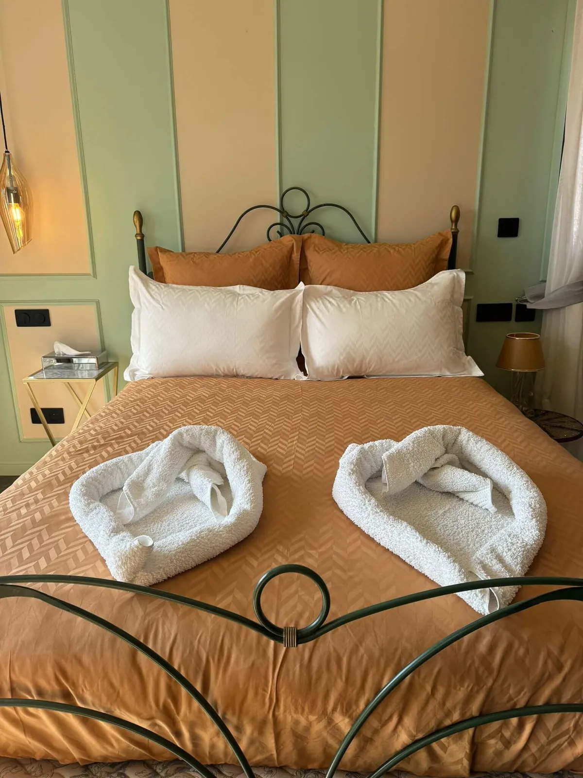 Lit – Chambre Double Deluxe, maison d'hôtes L'Escondida à Nice