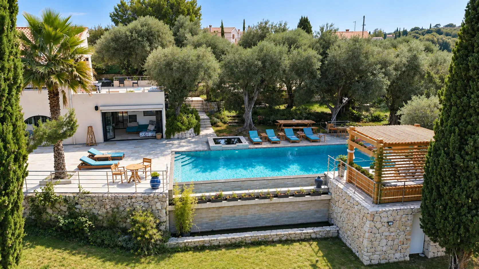 Vue aérienne de la piscine et du jardin d'oliviers de la maison d'hôtes L'Escondida à Nice