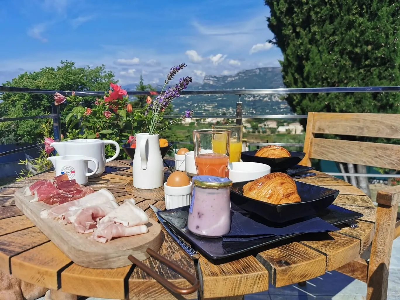 Petit déjeuner extérieur – maison d'hôtes L'Escondida à Nice