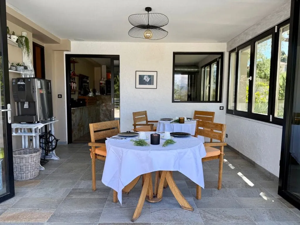Petit déjeuner interieur – maison d'hôtes L'Escondida à Nice