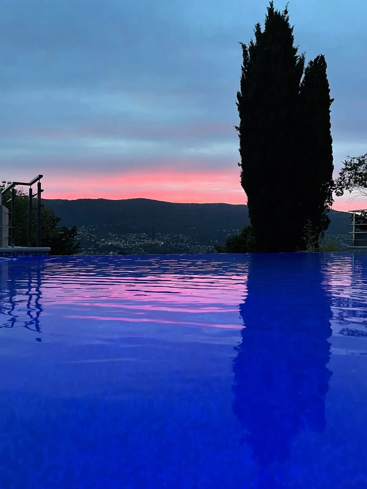 Piscine au crépuscule – maison d'hôtes L'Escondida à Nice