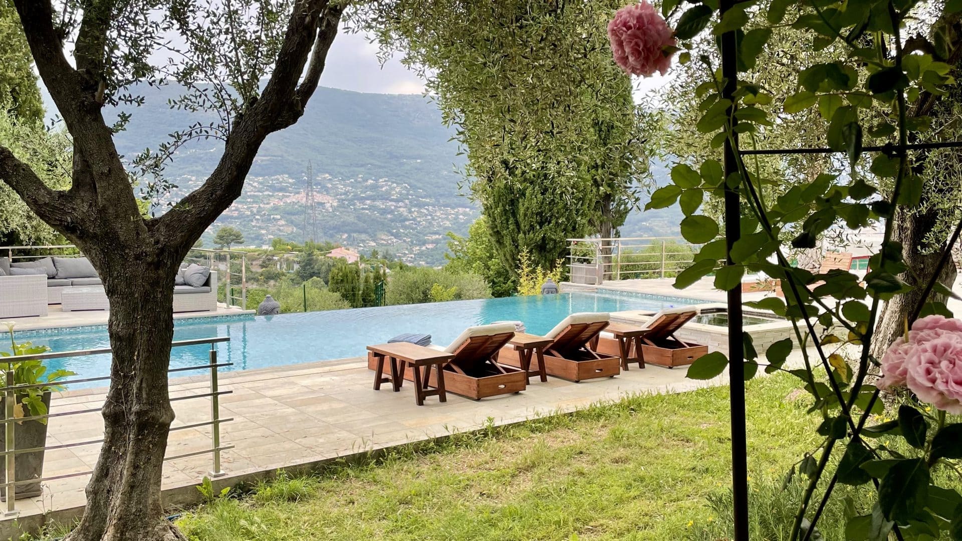Piscine vue du jardin – maison d'hôtes L'Escondida à Nice