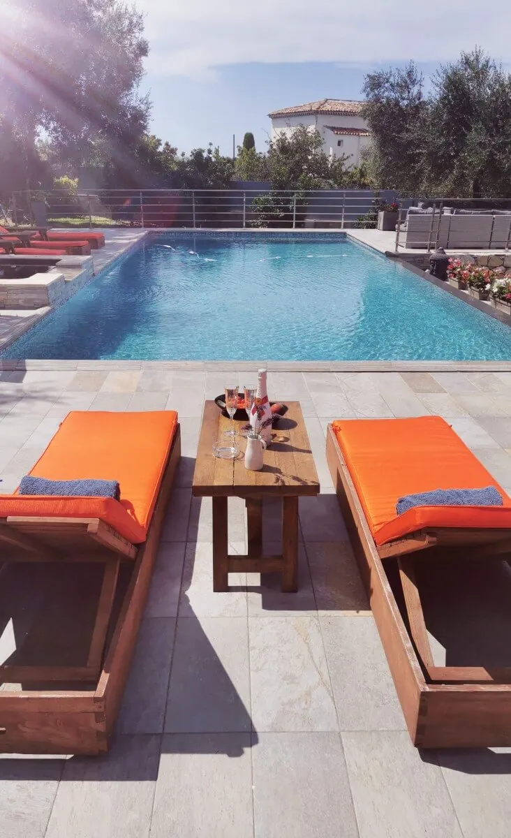 Repas bord de piscine – maison d'hôtes L'Escondida à Nice