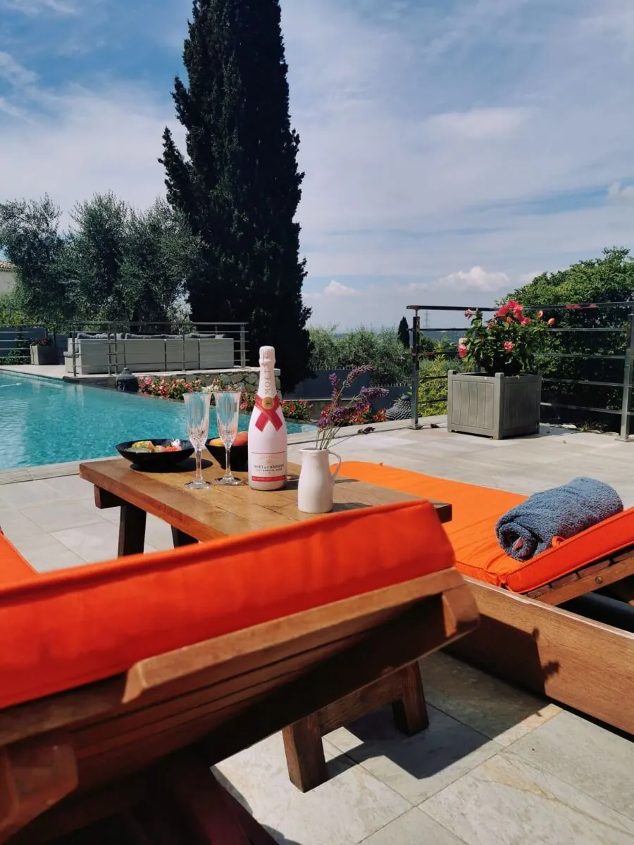 Repas bord de piscine – maison d'hôtes L'Escondida à Nice