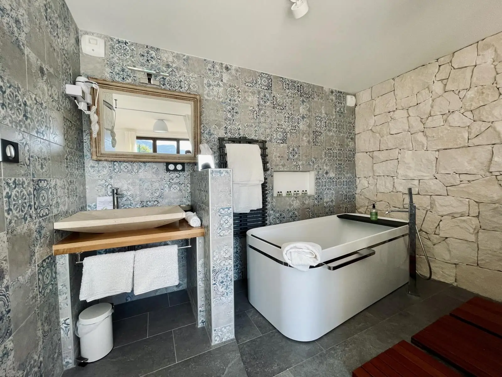 Salle de bain – Chambre Double – Baignoire Balnéo, maison d'hôtes L'Escondida à Nice