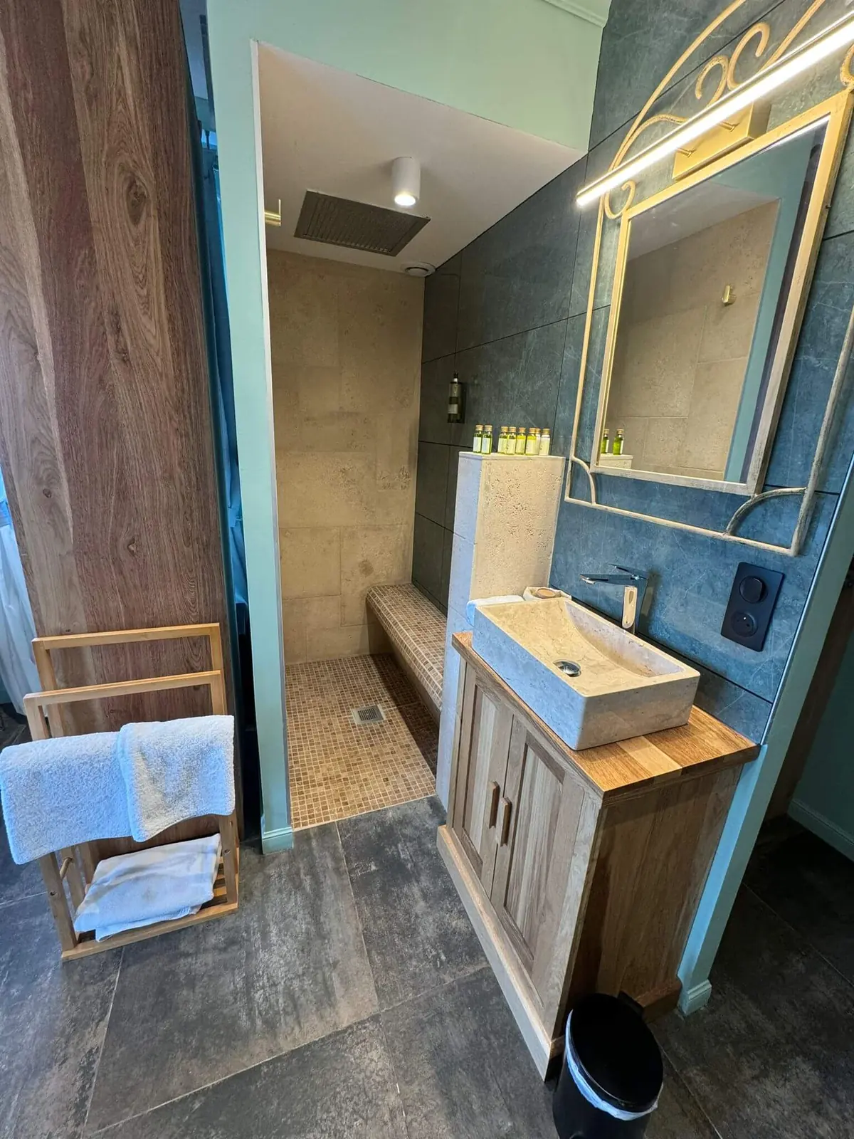Salle de bain – Chambre Double Deluxe, maison d'hôtes L'Escondida à Nice