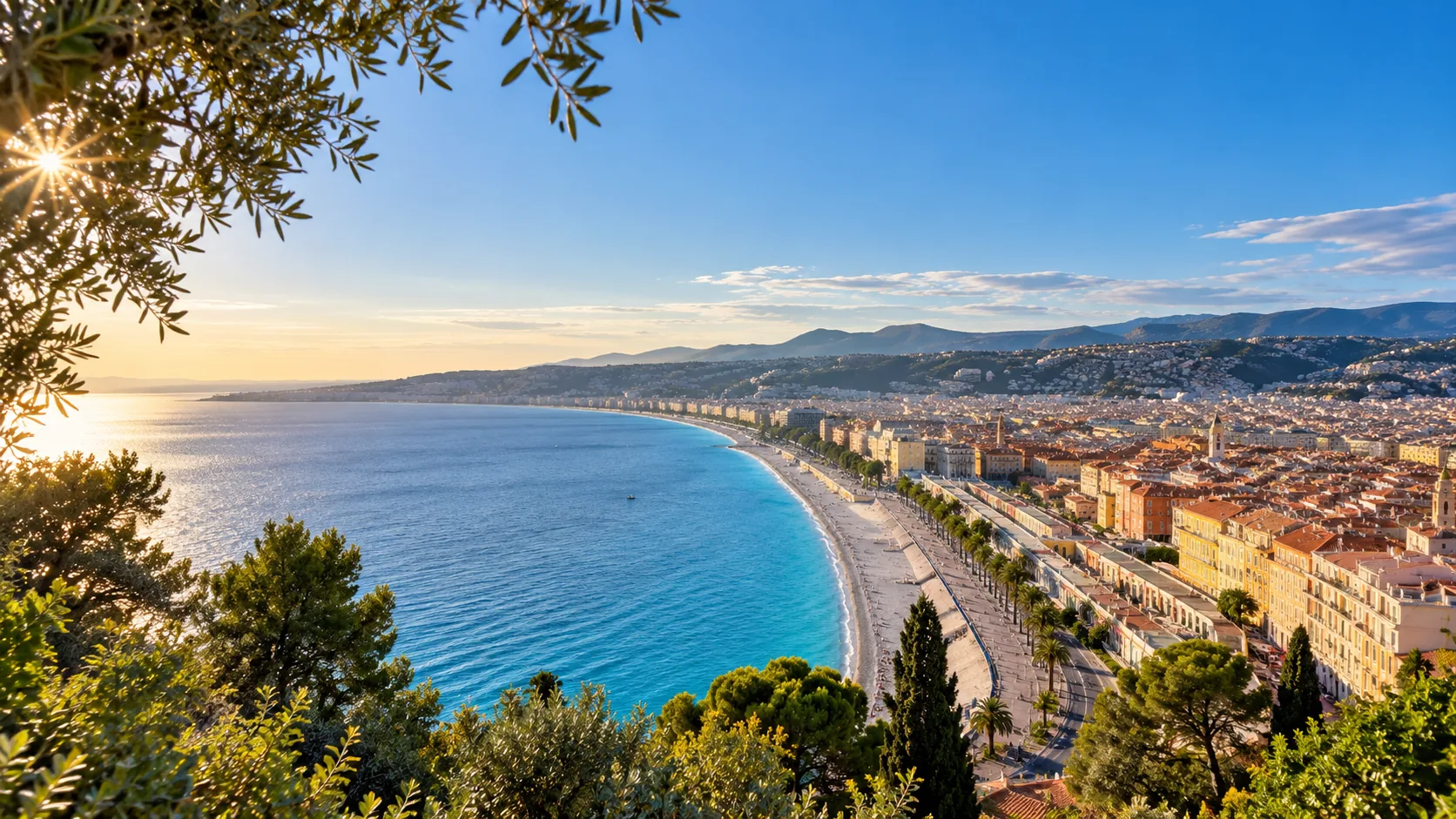 Vue de la baie des Anges, de la Promenade des Anglais et du Vieux-Nice depuis les hauteurs de Nice (image générée par IA)