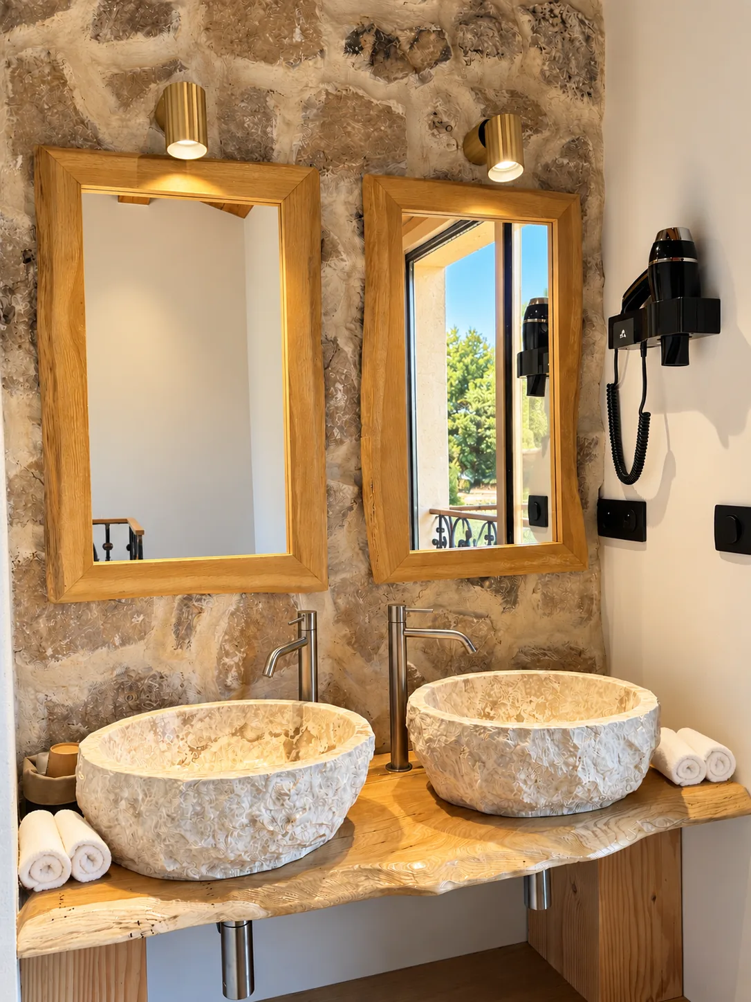 Salle de bains de la Suite Deluxe avec deux vasques en pierre et miroirs en chêne