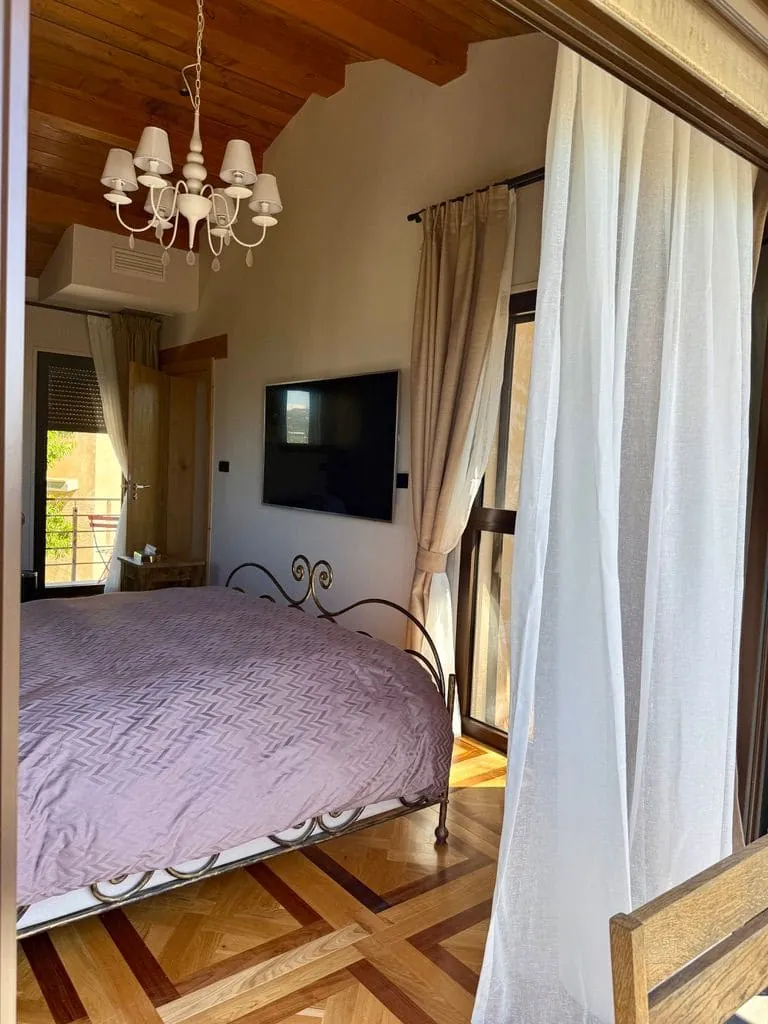 Télévision – Suite Deluxe – Vue sur mer, maison d'hôtes L'Escondida à Nice