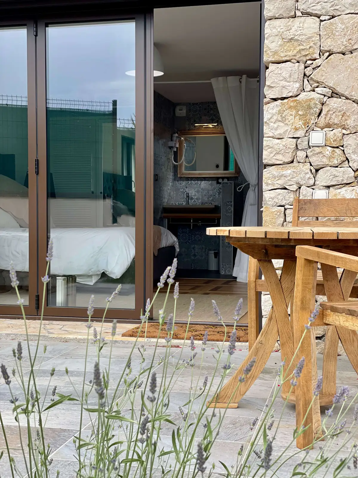 Vue depuis jardin – Chambre Double – Baignoire Balnéo, maison d'hôtes L'Escondida à Nice