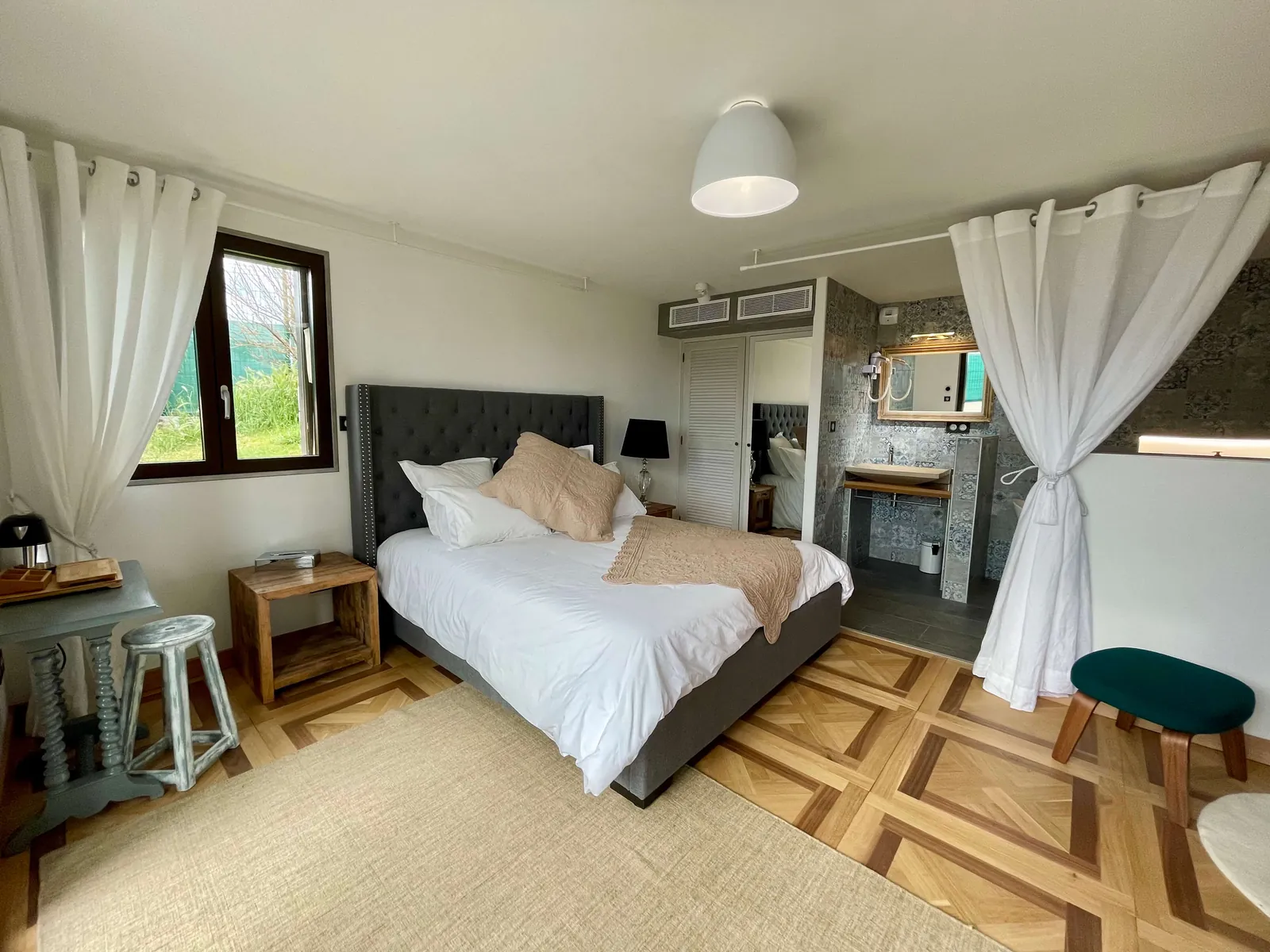 Vue ensemble interieure – Chambre Double – Baignoire Balnéo, maison d'hôtes L'Escondida à Nice