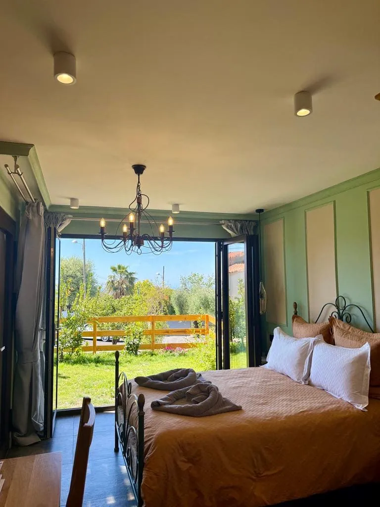 Vue ensemble vers extérieur – Chambre Double Deluxe, maison d'hôtes L'Escondida à Nice