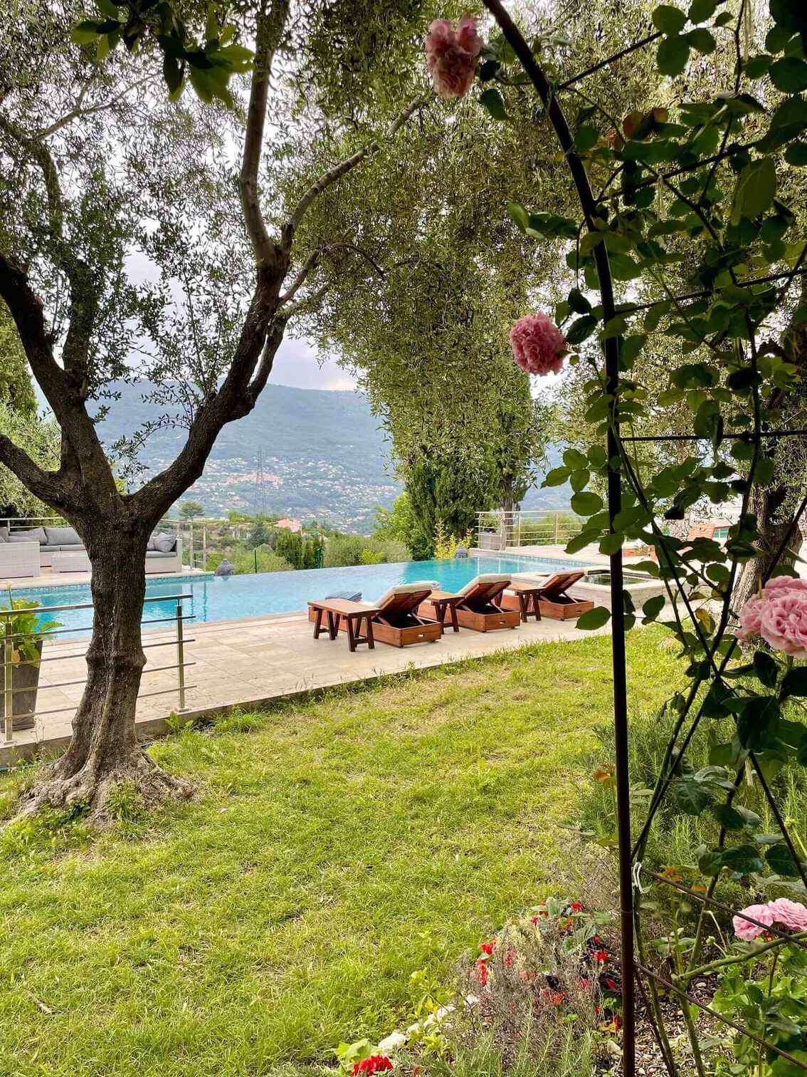 Vue piscine depuis jardin – maison d'hôtes L'Escondida à Nice