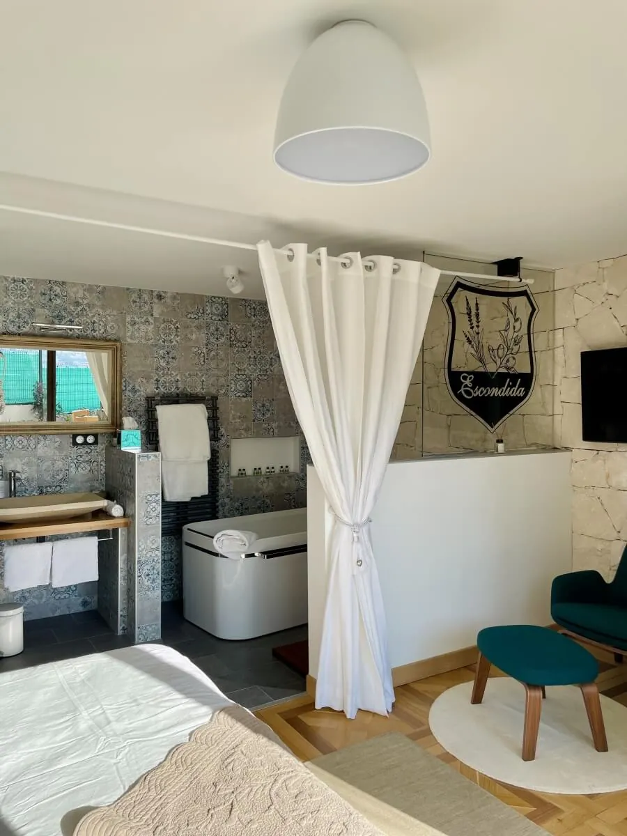 Vue reculée salle de bain – Chambre Double – Baignoire Balnéo, maison d'hôtes L'Escondida à Nice