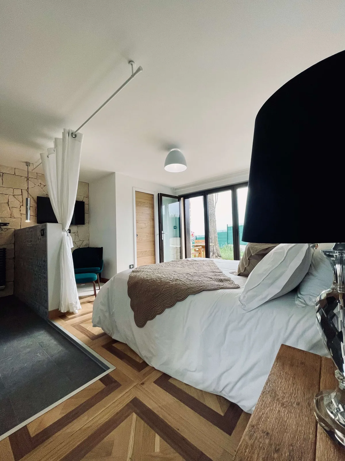 Vue vers extérieur – Chambre Double – Baignoire Balnéo, maison d'hôtes L'Escondida à Nice